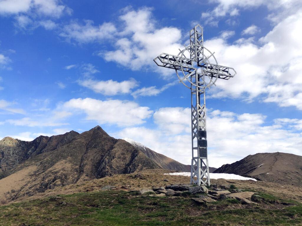 La croce di Pian Cavallone e dietro il Pizzo Marona e il Monte Zeda. A destra il Monte Todano