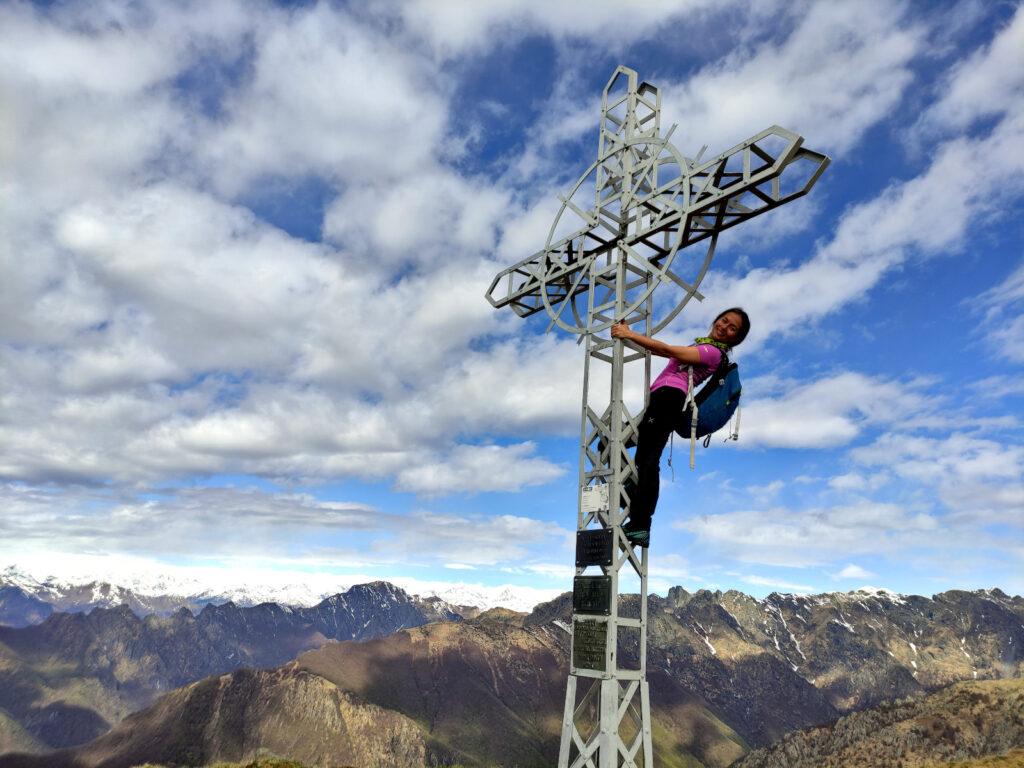 Erica sulla croce di Pian Cavallone con il Pedum e la Laurasca sullo sfondo