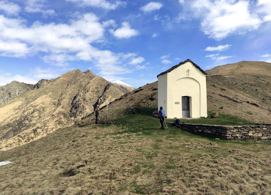 Arrivati alla cappella, si prende il sentiero in costa che aggira la cima del monte Todano