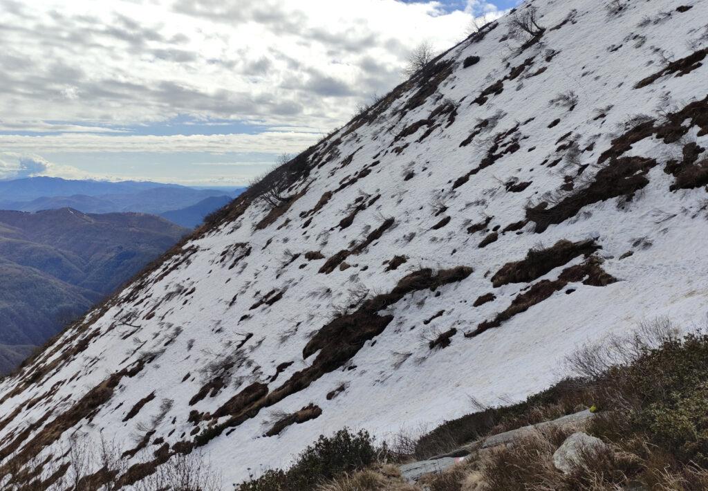 una parte del sentiero è ancora coperta di neve e ci ha costretto a inforcare i ramponi