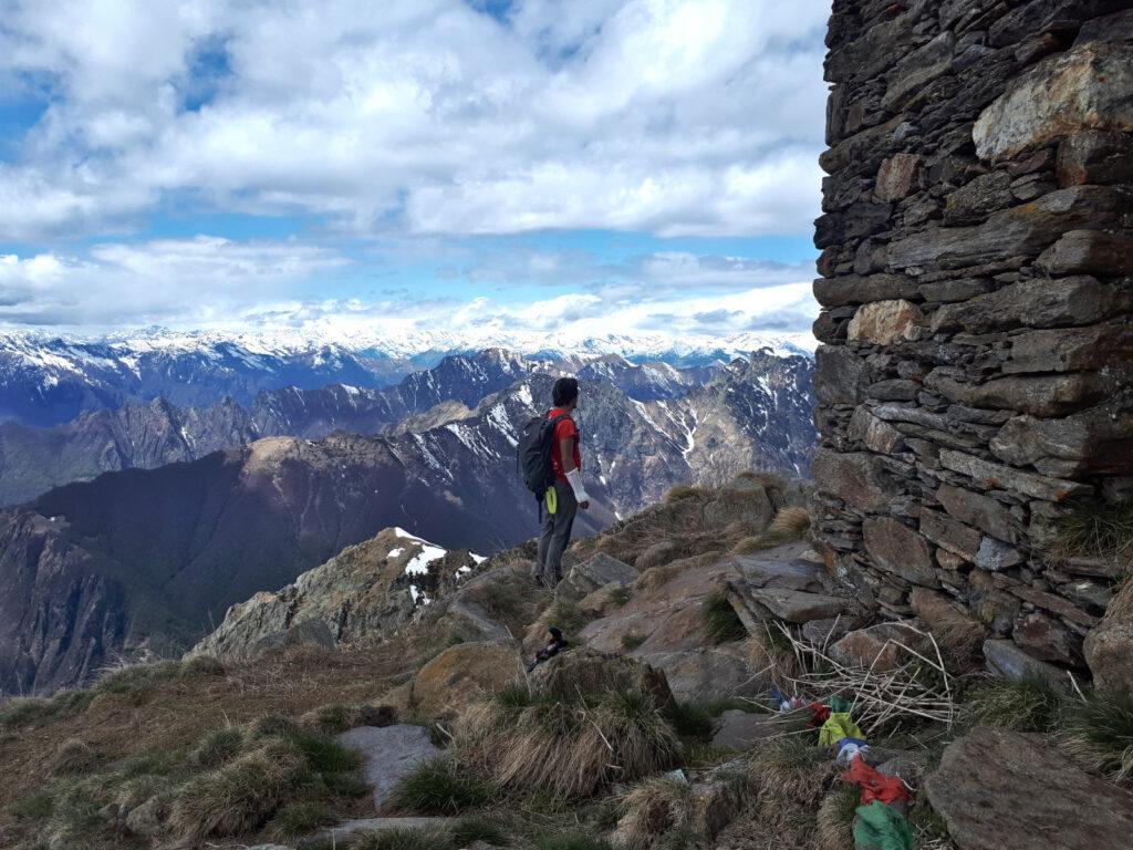 Gab alla cappella del Pizzo Marona si gode lo splendido panorama verso la Val Grande