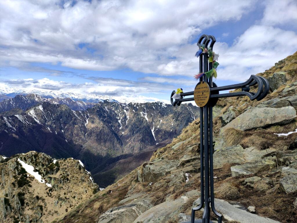 una croce commemorativa sotto la cima del Pizzo Marona