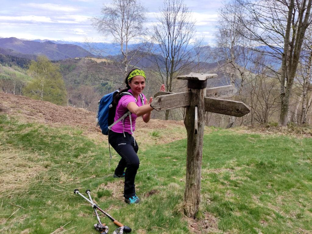 Erica fa kung fu col cartello che segna l'ultimo bivio della gita