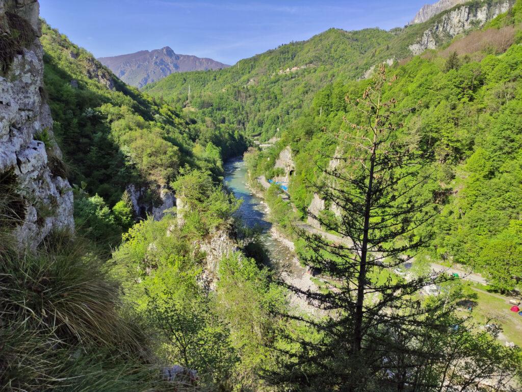 Individuato l'accesso della val Parina, subito all'inizio della valle c'è questo bel punto panoramico vista Brembo