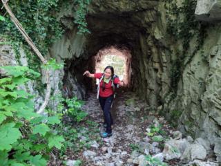 Lungo il sentiero della val Parina si passa dentro alcune grotte scavate per far passare i binari delle meniere