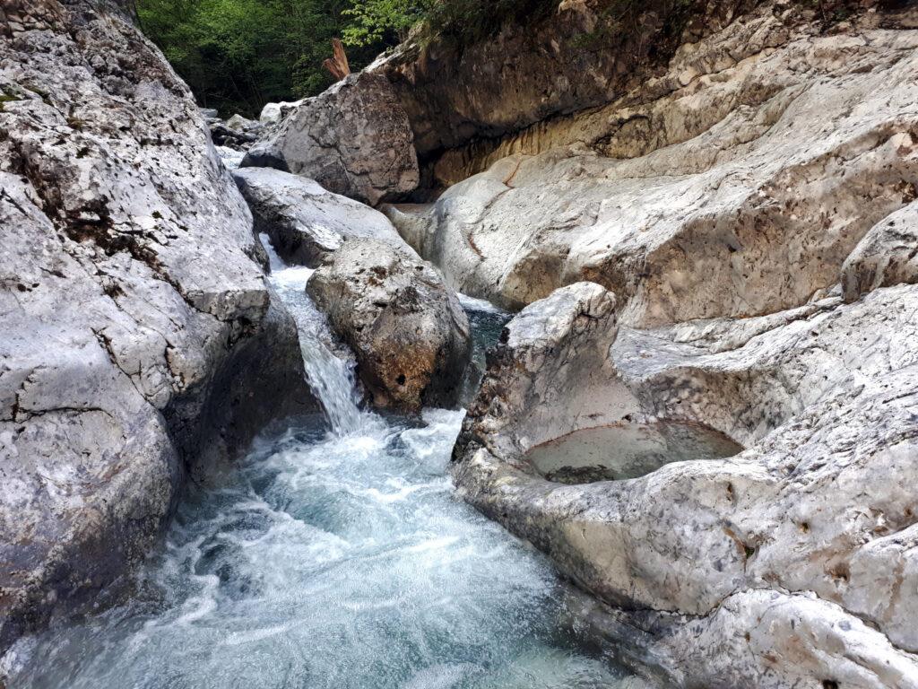 In questo punto si riesce a scendere sulle rocce dove l&#039;acqua ha scavato la roccia in modo stupendo