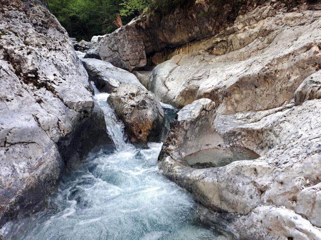 In questo punto si riesce a scendere sulle rocce dove l'acqua ha scavato la roccia in modo stupendo