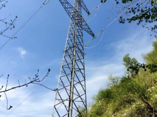 Dopo una breve salita nel bosco si raggiunge il primo dei numerosi piloni elettrici che segnano il percorso