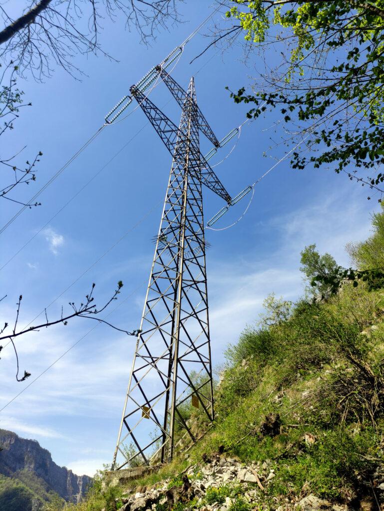 Dopo una breve salita nel bosco si raggiunge il primo dei numerosi piloni elettrici che segnano il percorso