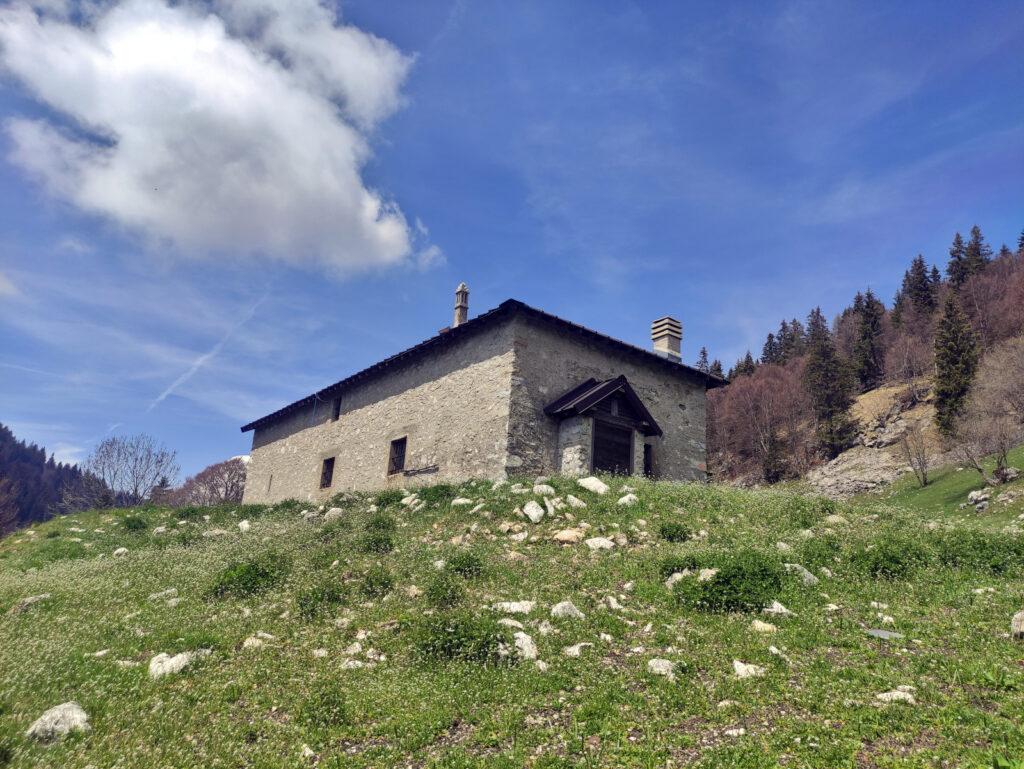 Dopo lunga ravanata e qualche errore di percorso raggiungiamo finalmente questa baita dove ci fermiamo a riposare