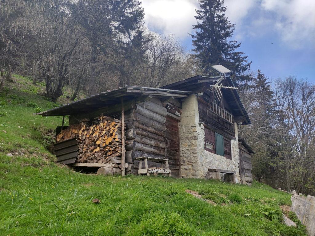 A partire da questa baita si riprende a salire in modo più deciso verso la cima dell&#039;Ortighera