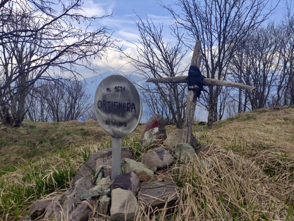 Ed ecco la cima del Monte Ortighera che da come l'hanno addobbata sembra più una lapide che una cima ;)