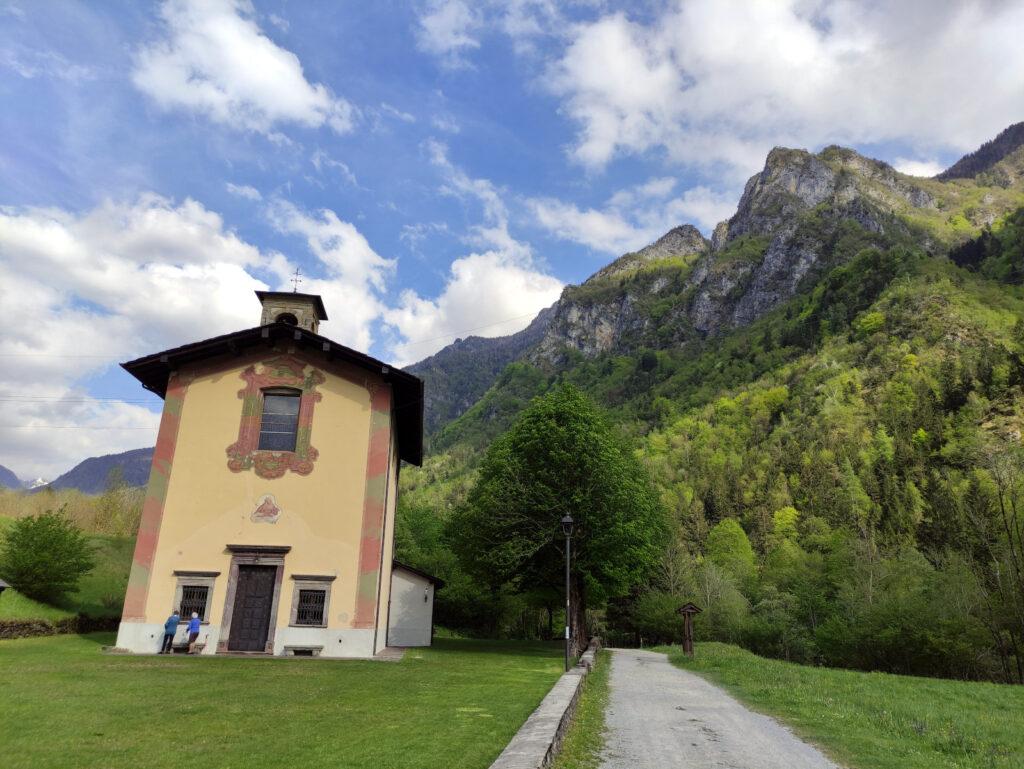 La chiesetta dove finisce il sentiero e inizia il tratto di strada che attraversa Lenna