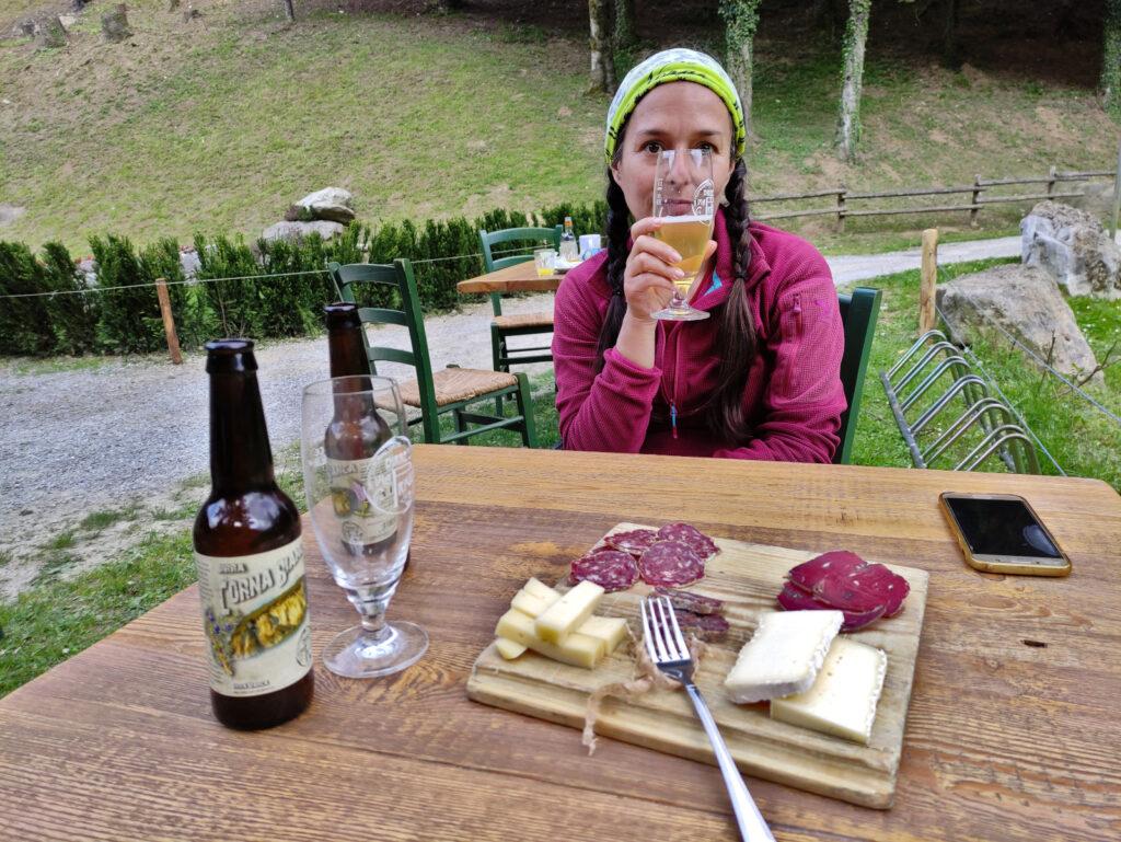 Al Ferdy il ristorante è riservato agli ospiti dell'agriturismo così ci fermiamo al bar all'aperto per un bel tagliere e una birra fresca