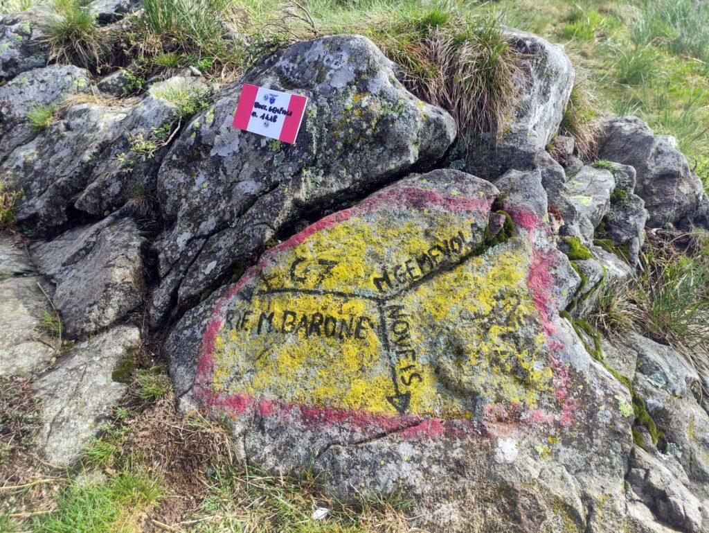 Per chi volesse evitare la cresta, esiste anche un sentiero più basso che punta diretto verso il Rifugio