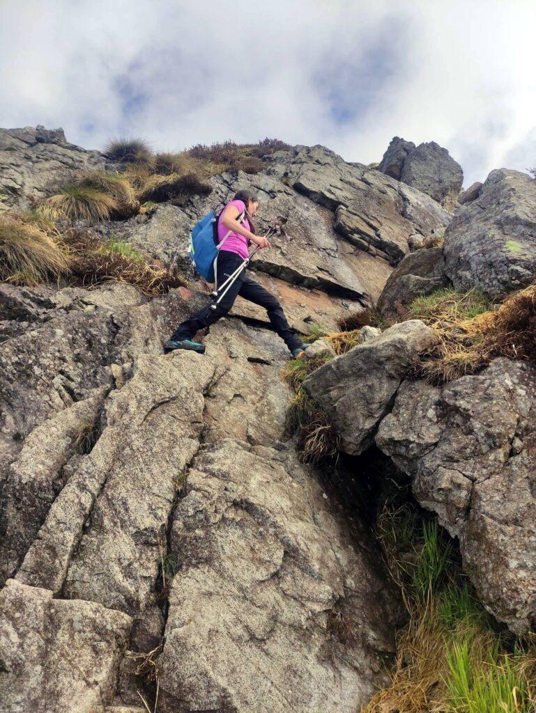 La risalita al Monte Gemevola ha anche qualche passaggio su roccette di I/II grado