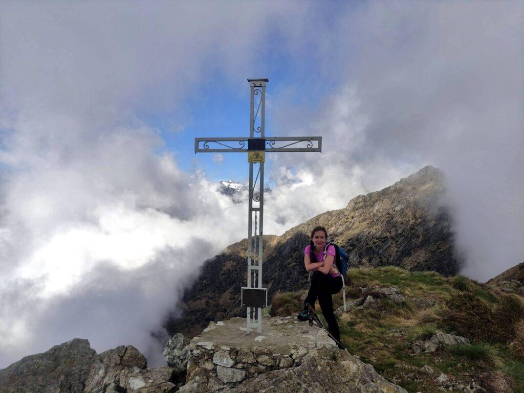 Erica con la croce di vetta del Monte Gemevola