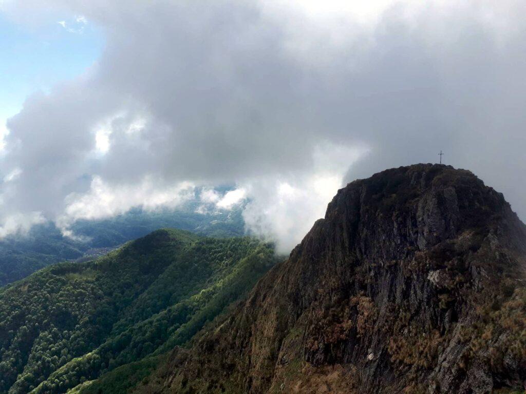 La cima del Gemevola che pian piano si allontana