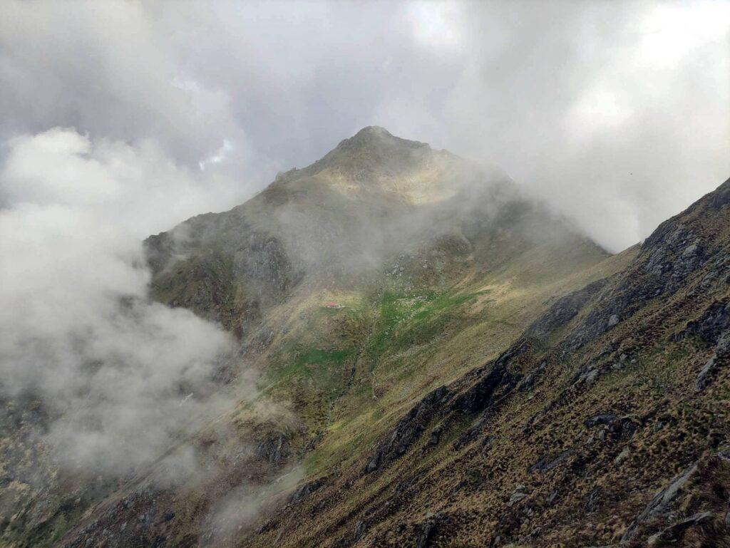 Superata la bocchetta di Pissavacca si arriva in vista del Barone e del suo rifugio