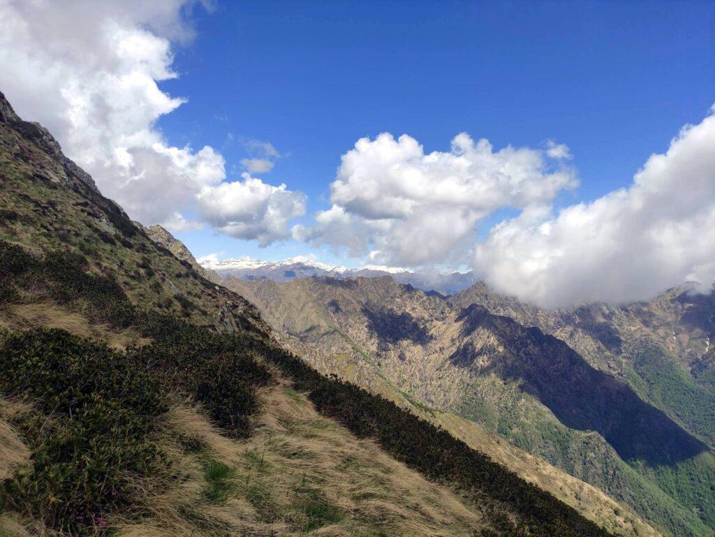 Alzandoci di quota iniziamo a scorgere le montagne innevate sul versante nord orientale