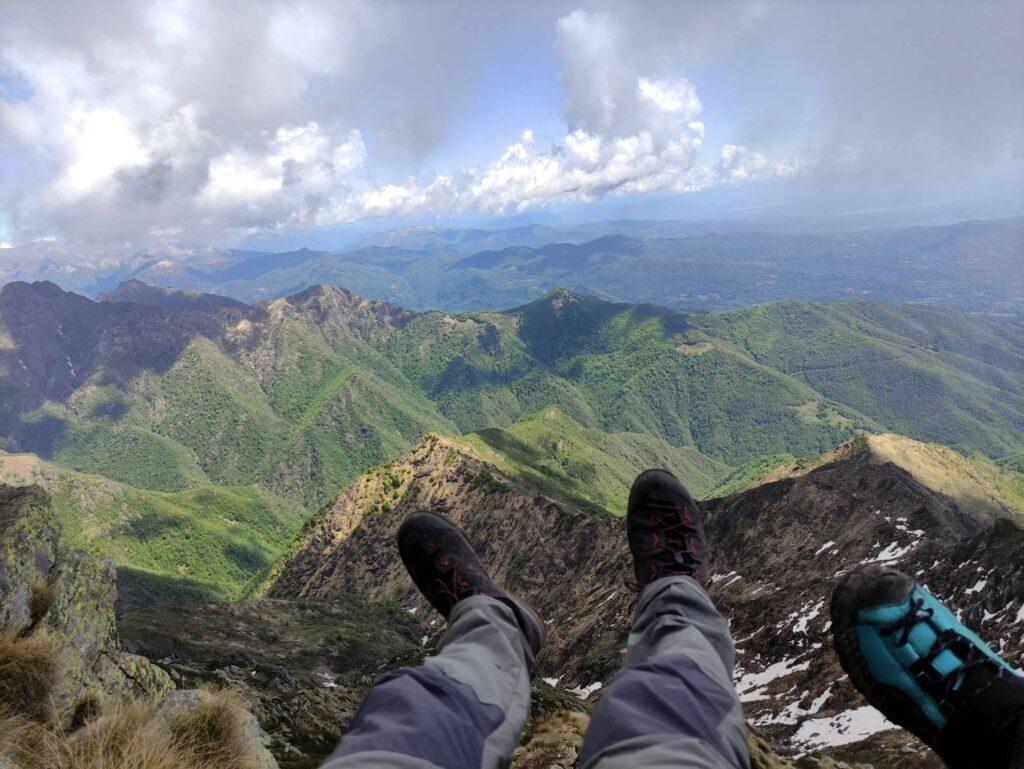 Ci godiamo il paesaggio piedi a penzoloni mentre mangiamo qualcosa