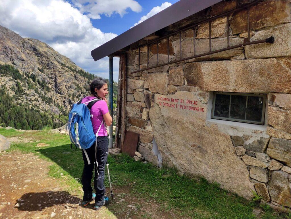 Erica cerca di capire la scritta in dialetto locale