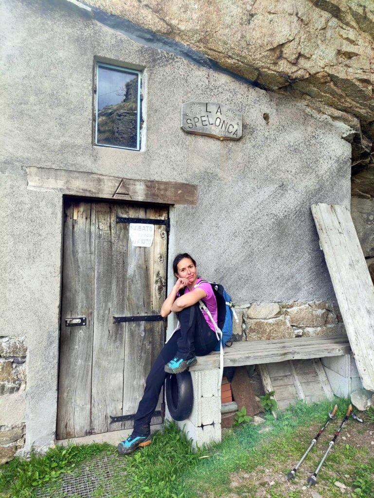 Ecco finalmente la Spelonca e la sua baita incastonata nella roccia. Il cartello &quot;Sabato ho bisogno d&#039;aiuto&quot; ci lascia sempre più straniti