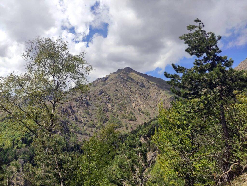 Ultimo saluto al Monte Barone prima di girare dietro in un'altra valle