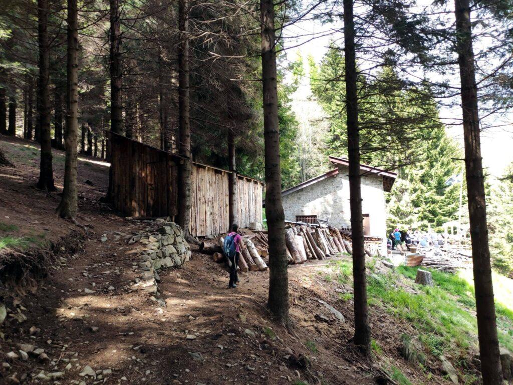 Eccoci al Rifugio Ciota dove moltissima gente si sta godendo il pranzo all'aperto