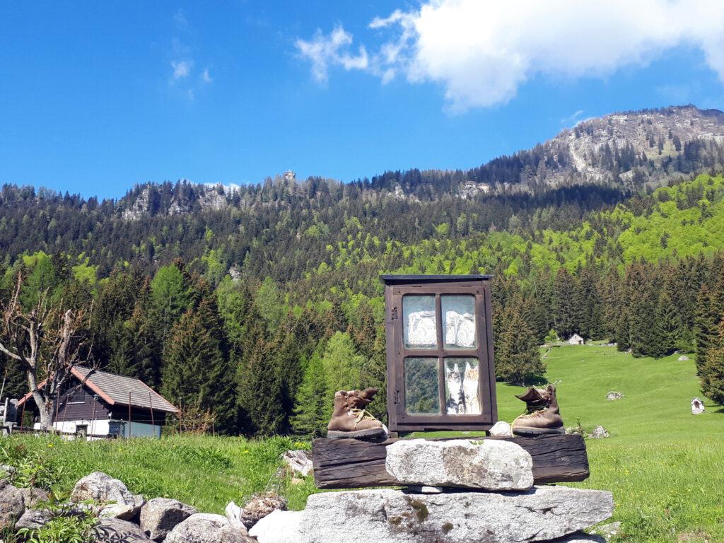 al parcheggio in località Foppiano, una fonte con questa strana &quot;opera artistica&quot;