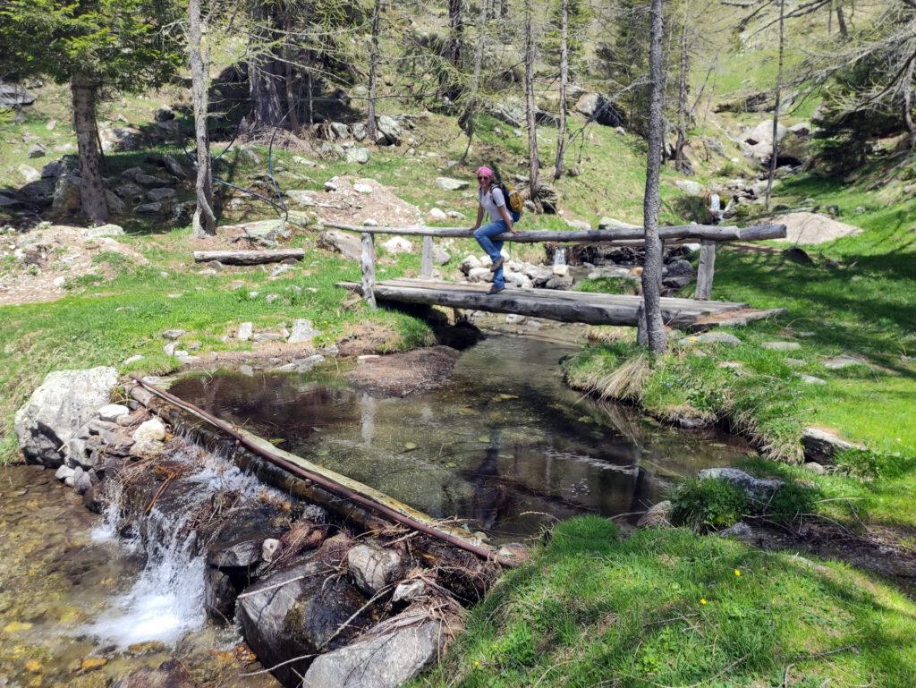 il ponticello attraversato il quale in 5 minuti si è al rifugio