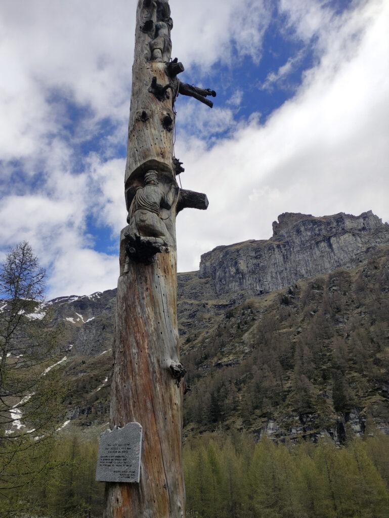 la bella scultura lignea in ricordo dei fratelli Boni