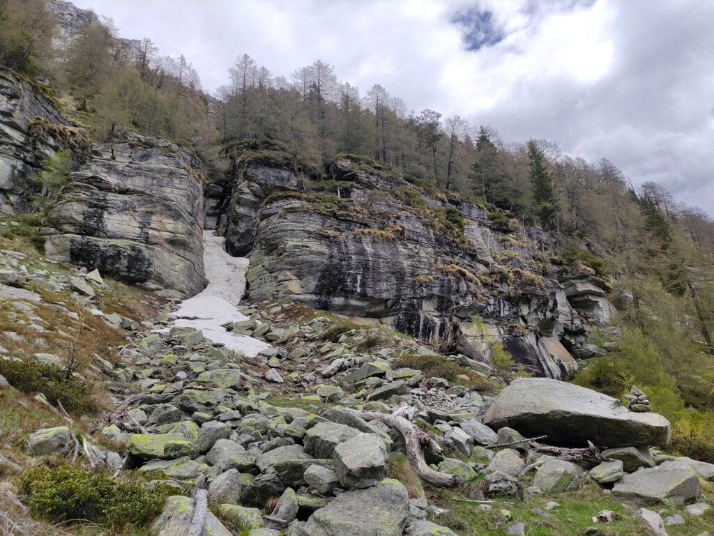 la falesia del Rifugio, a destra la parte scuola, a sinistra e nel canalino ancora innevato le vie vere e proprie