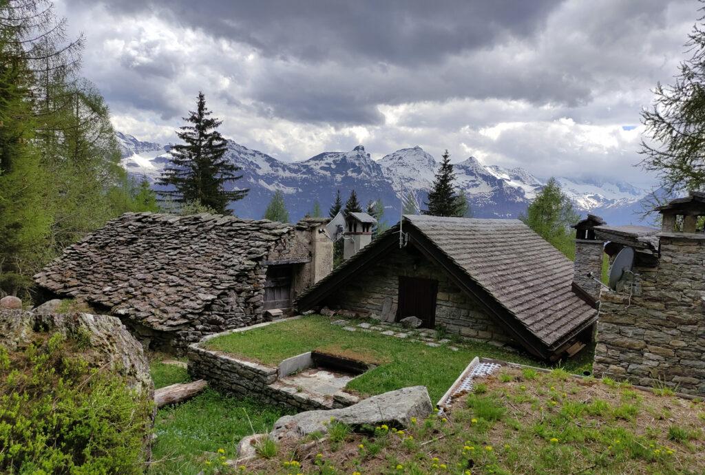 lungo il sentiero bellissime baite: quest'alpe è molto vissuta