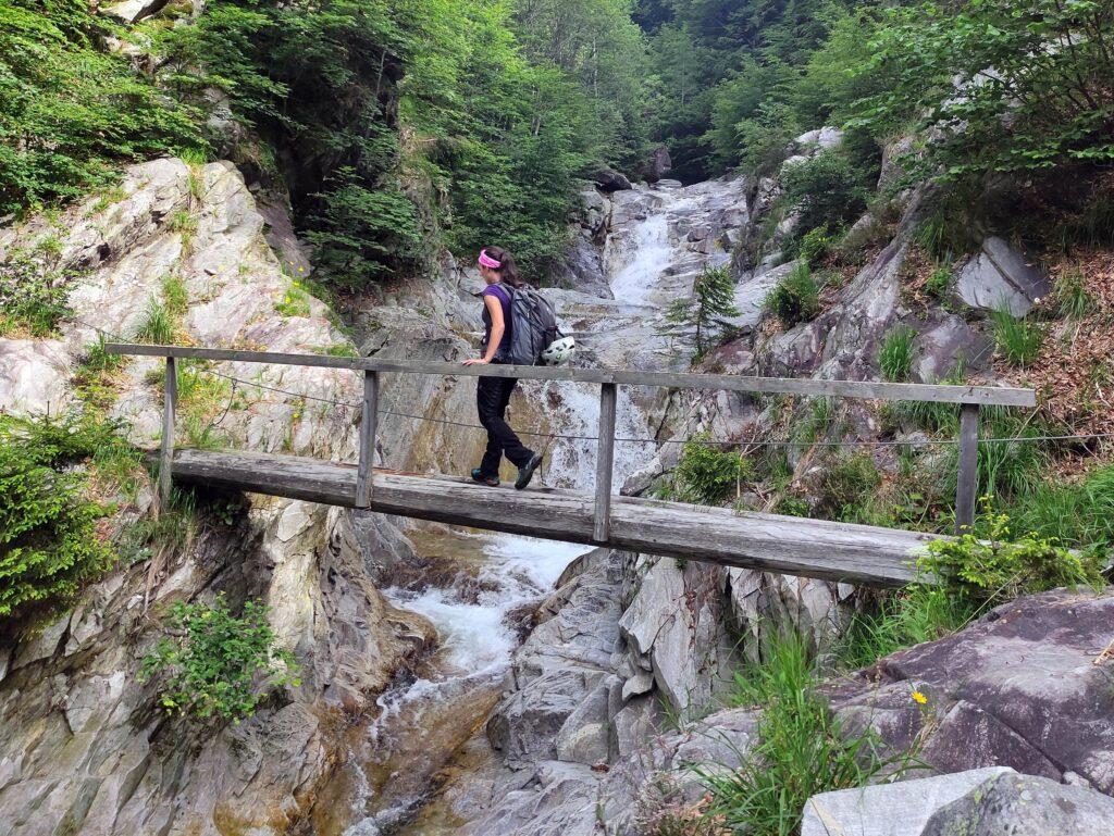 si traversano un paio di ponticelli in ambiente favoloso