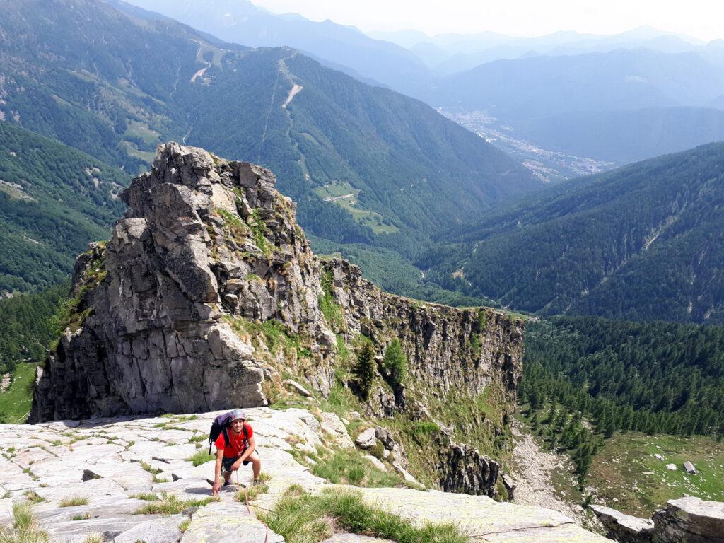 e si continua a salire su placca appoggiatissima, lasciandoci via via alle spalle la cresta e la valle