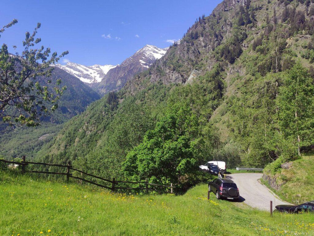 Il parcheggio sul tornante prima dell'Alpe Campo da cui siamo partiti