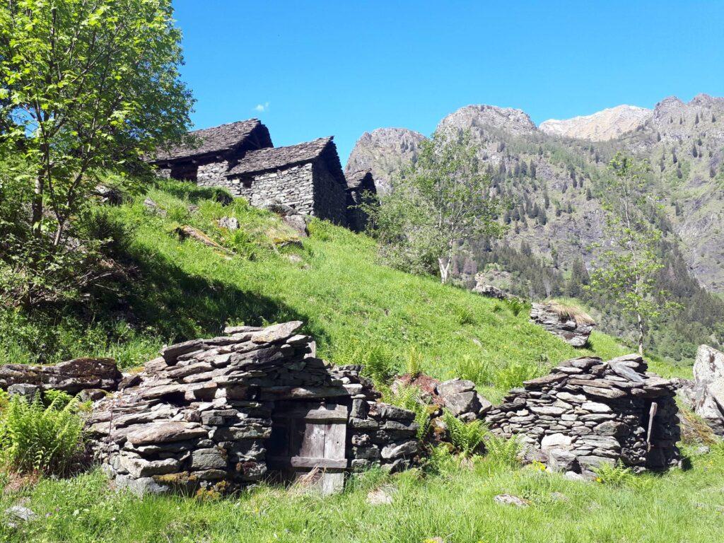 tipiche casette in pietra ossolane lungo il tragitto