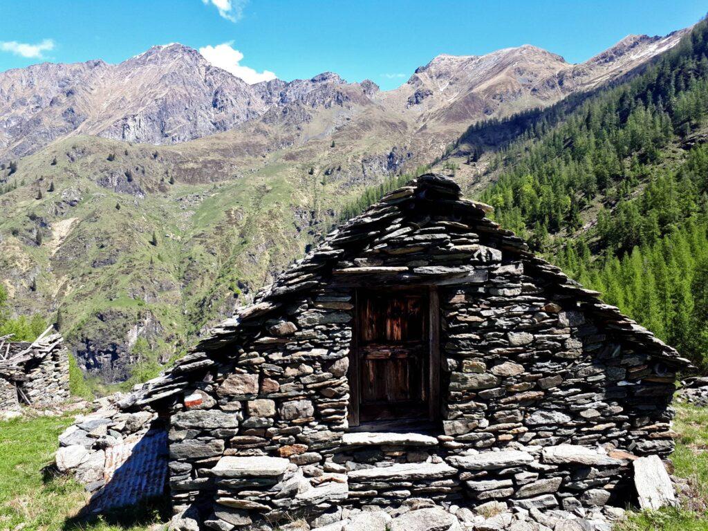 una delle casette dell'Alpe Cama nel suo splendido contesto