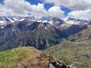 Erica sbuca sulla cresta al termine della ripida salita per prati. Sullo sfondo l'alta valle Antrona