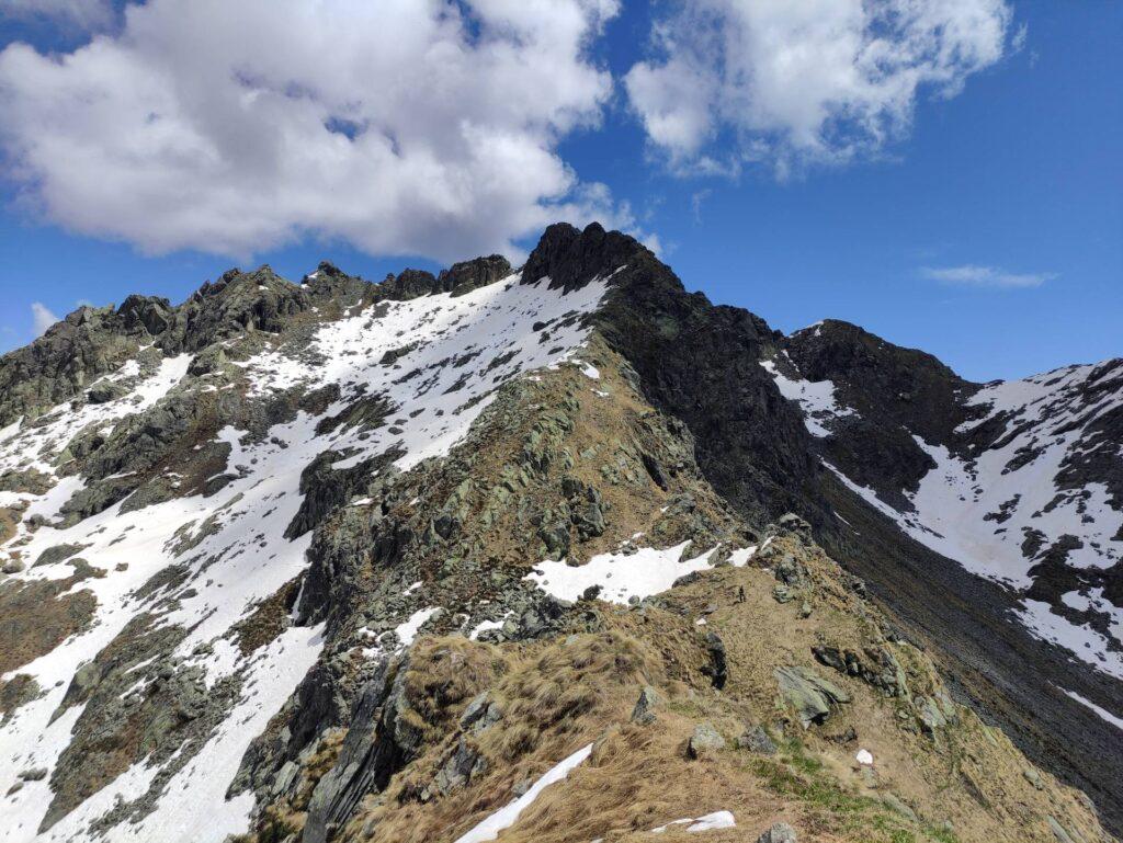 La nostra cresta si fa rocciosa per gli ultimi 150 metri di dislivello