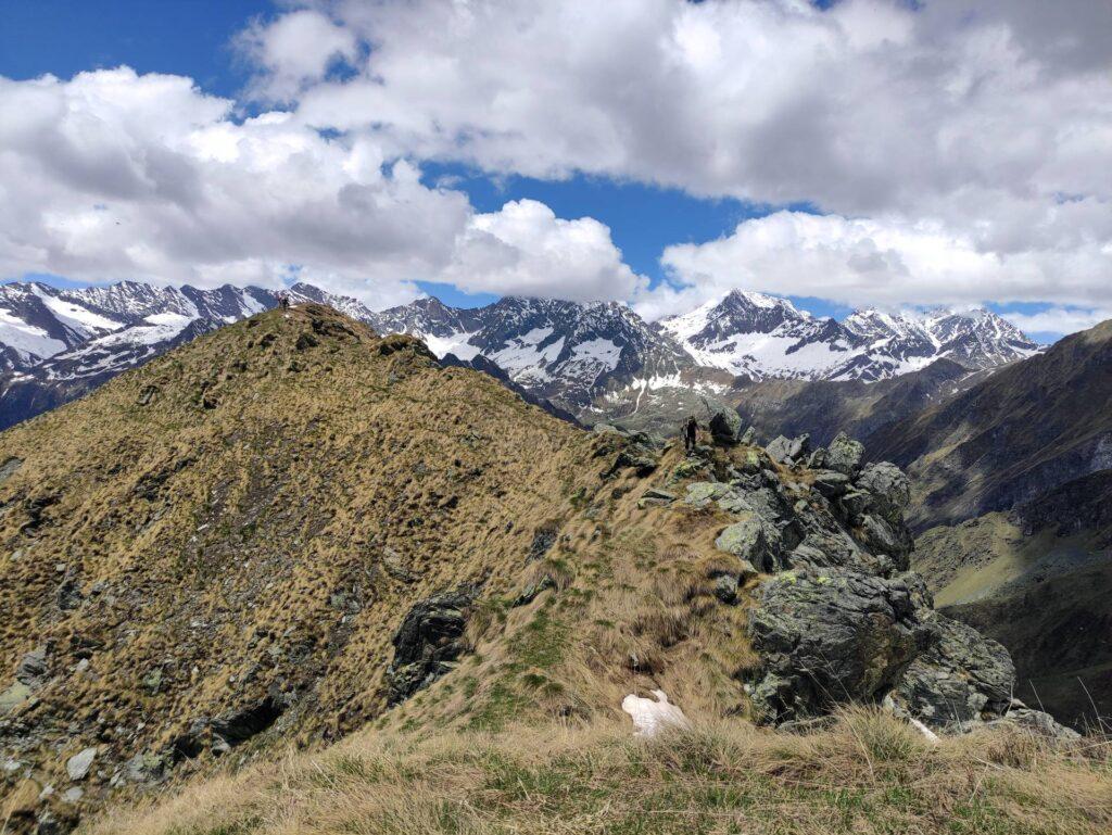 Primo tratto di cresta su erba e zig zag tra i massi