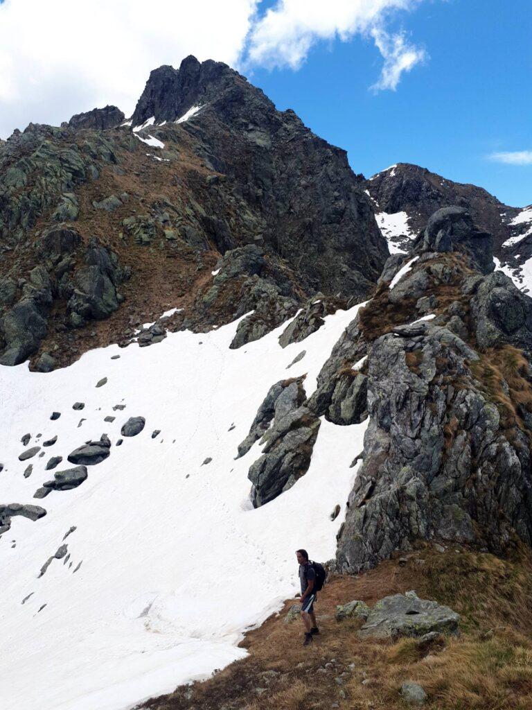 Qui possiamo scegliere se tagliare dritto su neve o girare sulle rocce. Faremo una all&#039;andata e una al ritorno
