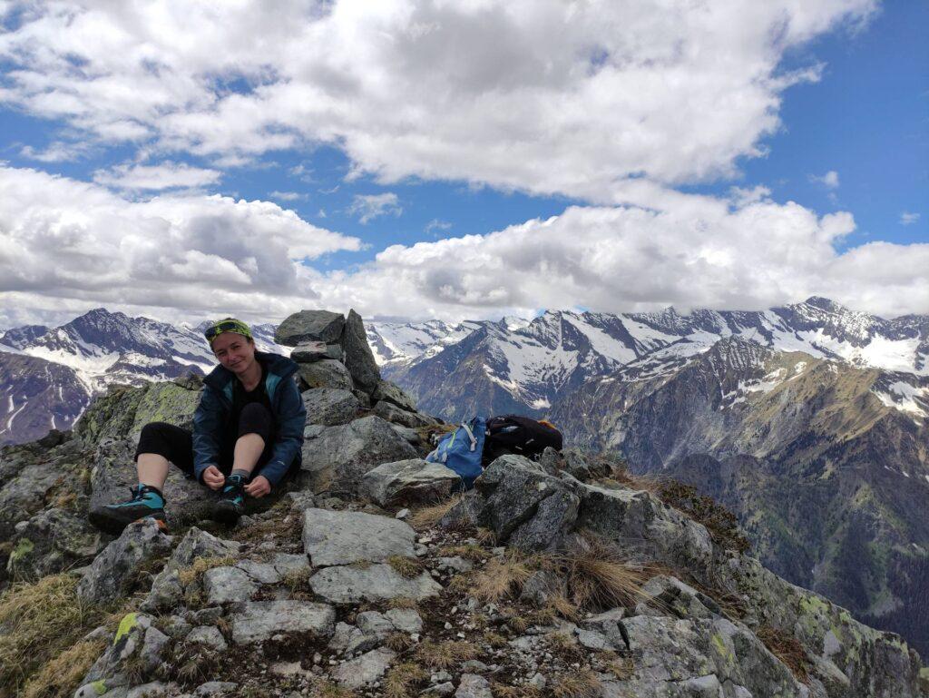 Erica e l'omino di vetta del Pizzo Ciapé con il bel panorama sullo sfondo