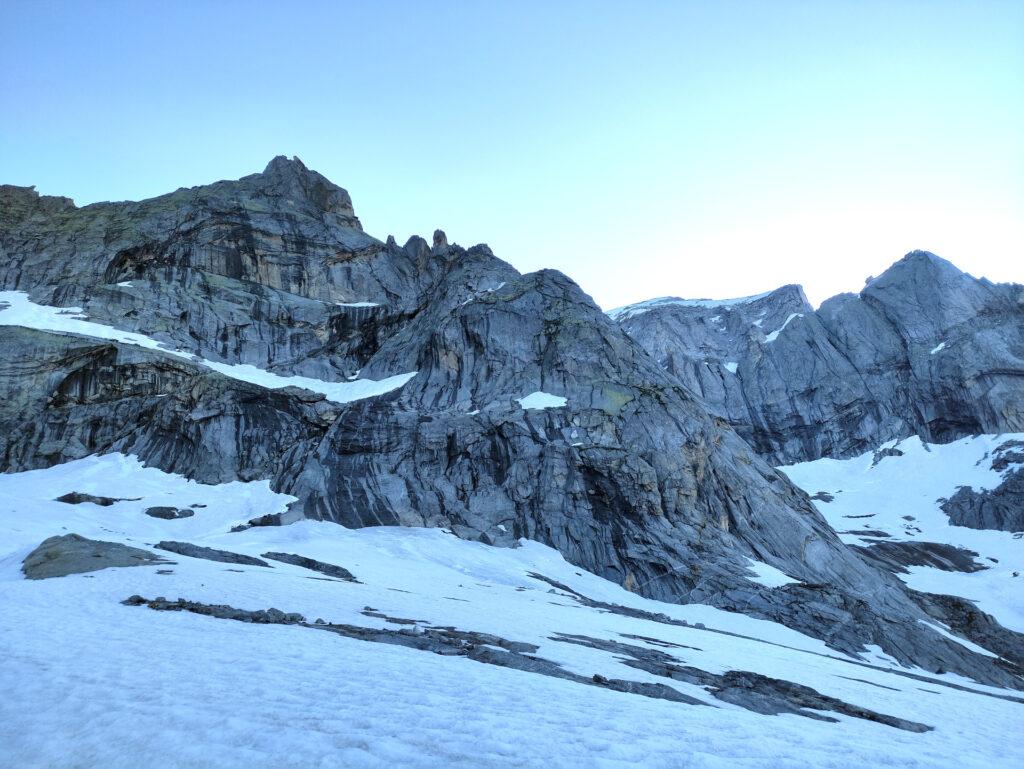 lasciandoci alla destra la Punta Enrichetta e a sinistra la cima del Piz Badile, questa è più o meno l&#039;immagine della cresta Marimonti durante l&#039;avvicinamento