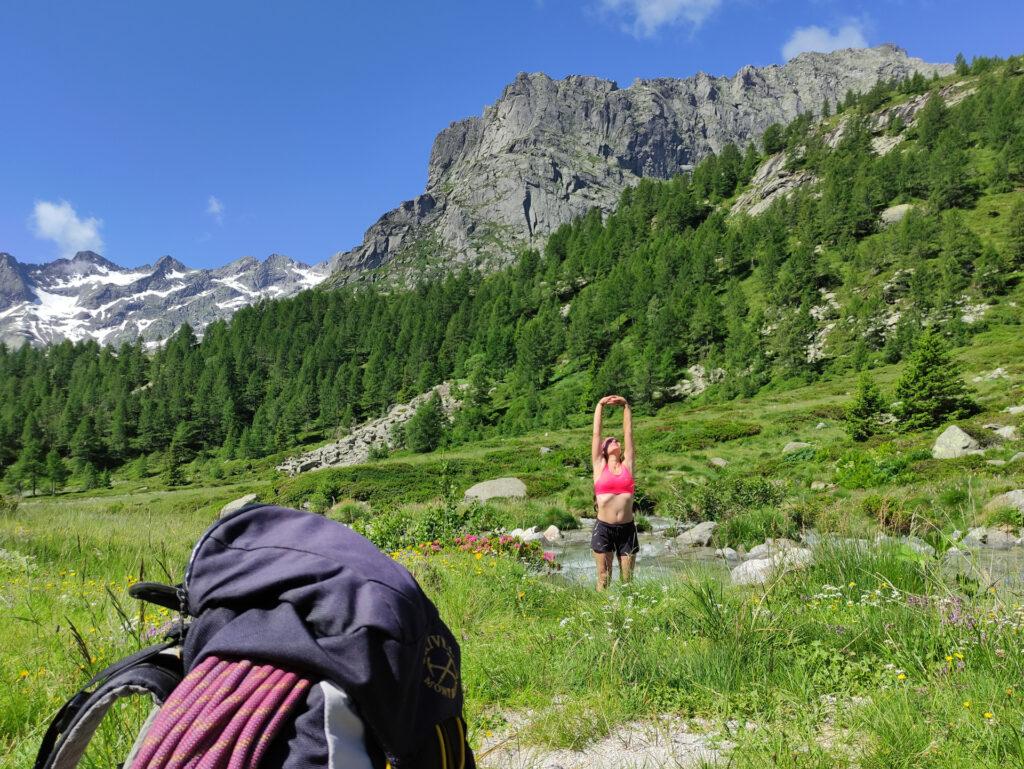 un po&#039; di streching per alleggerire le spalle dal peso dello zaino