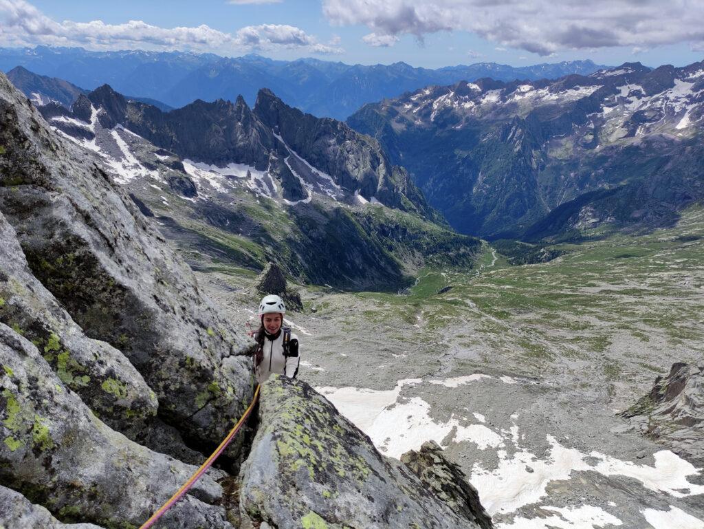 cucù! questo che stiamo salendo NON è come pensavamo il primo gendarme (che infatti non si sale) bensì un piccolo pinnacolo