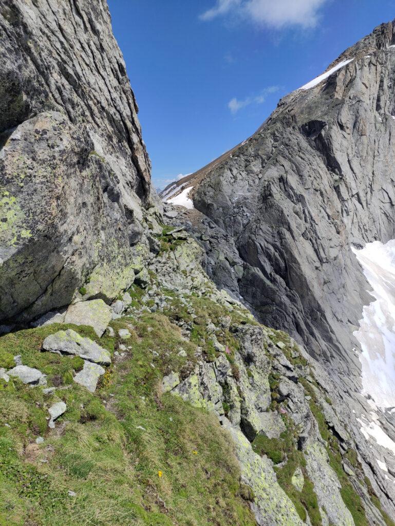 la cengia lato Cengalo, che ci permette di aggirare la prima cuspide Ferrario