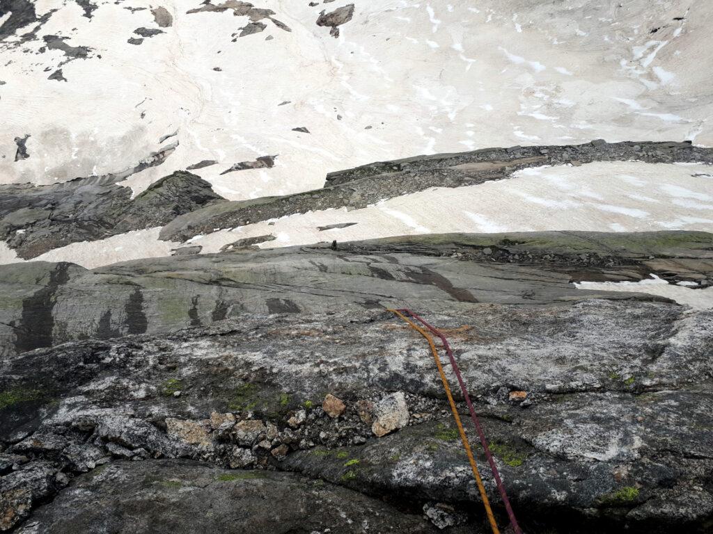 questa è la calata che ci deposita sull'ampia cengia detritica, sulla quale, faccia a monte, bisogna seguire gli ometti di destra per raggiungere l'ultima sosta