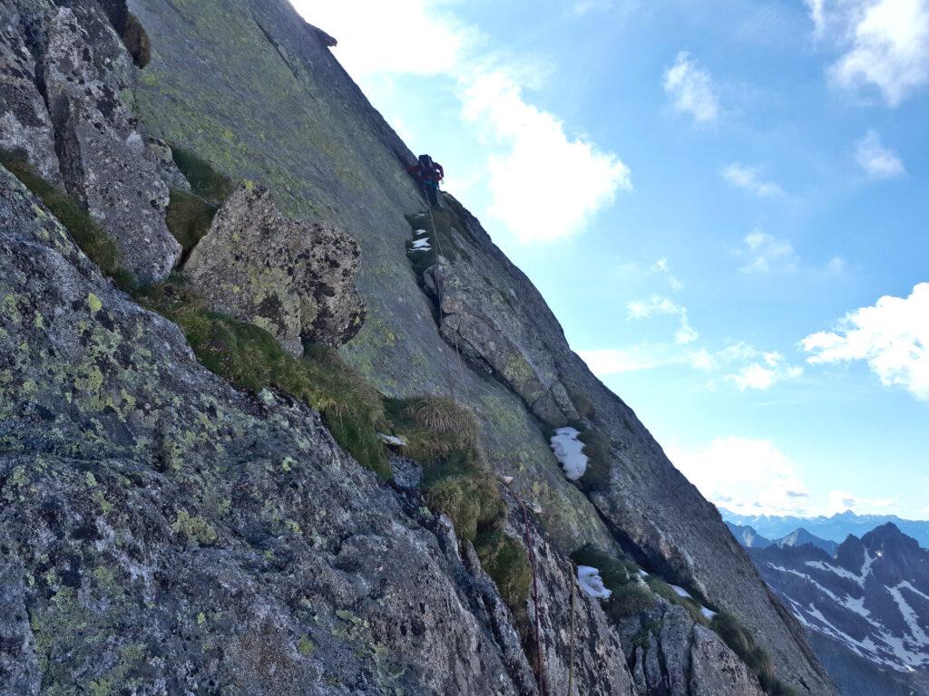 secondo tiro, si obliqua ascendendo verso destra su cengetta erbosa